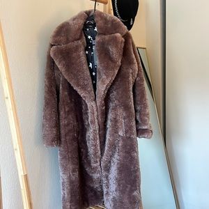 Lulu’s faux fur long coat in taupe